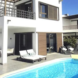 https://modern-villa-with-sea-views.in-canary-islands.com